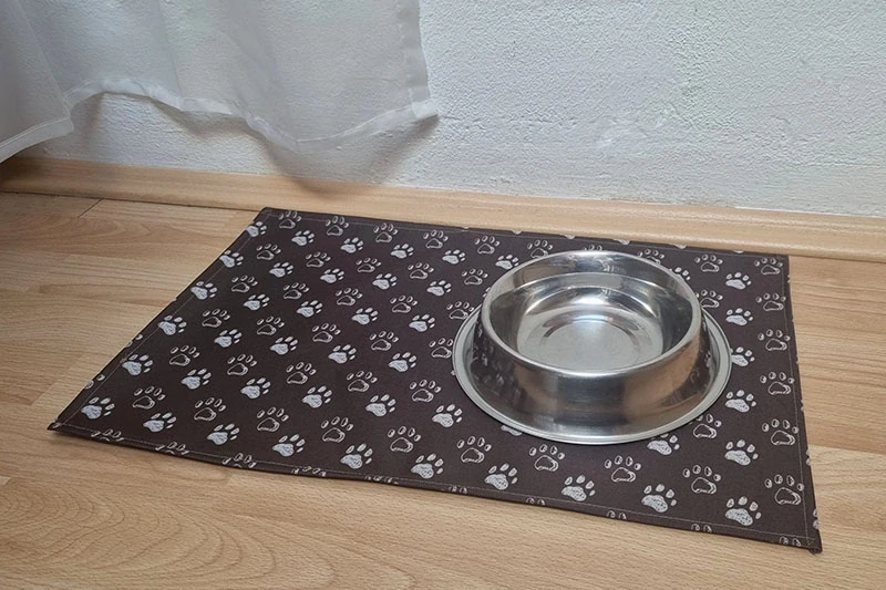 Podložka pod misky s tlapkami